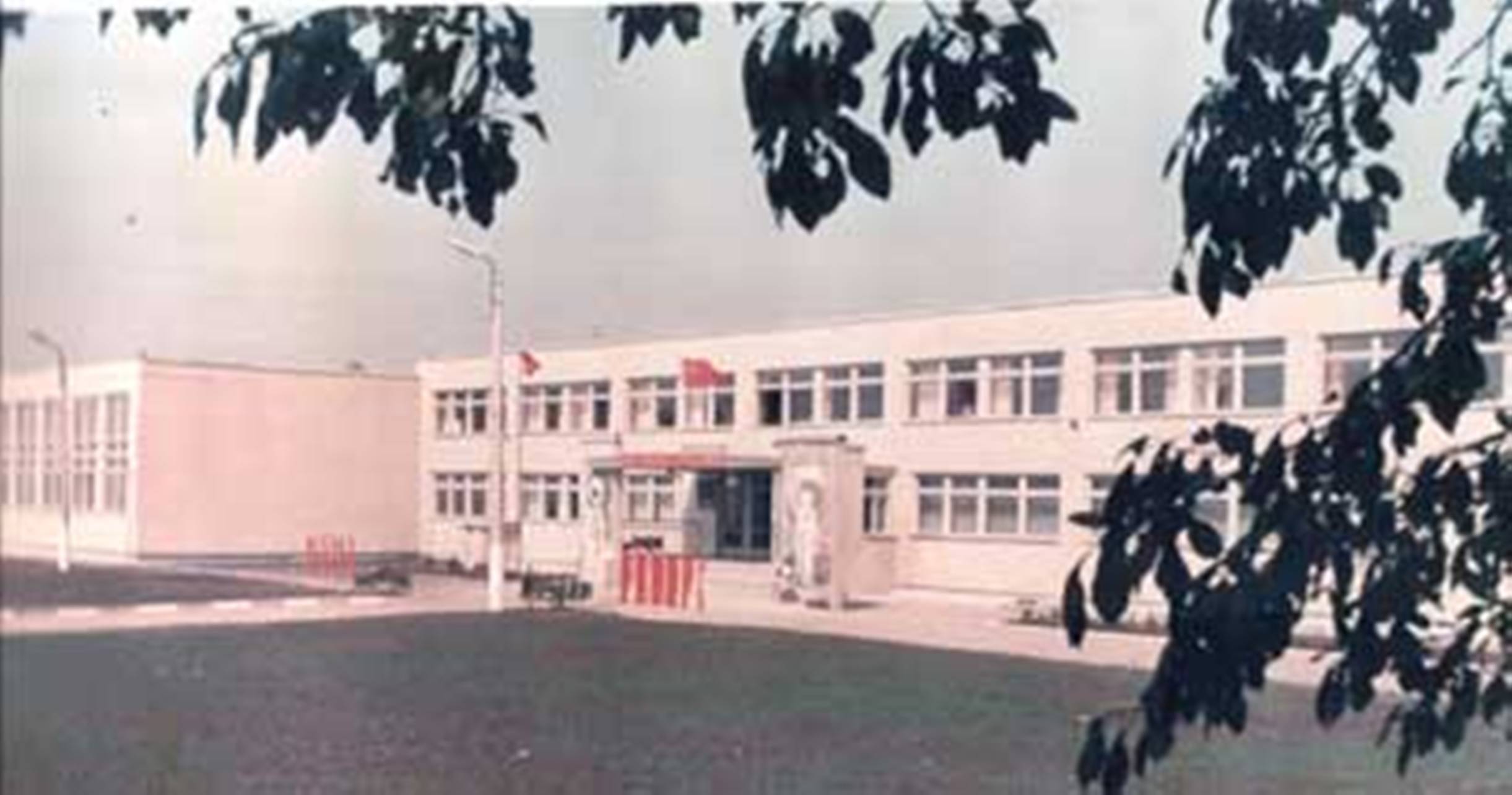Фотография школы 1984 года